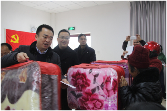 迎新春送温暖bw必威西汉姆联官方网站到九岭村开展慰问活动